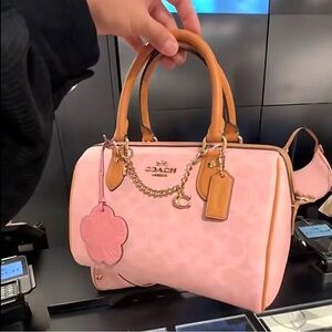 coach medium powder pink rowan, viral bag🩷UP FOR TRADE ONLY!!